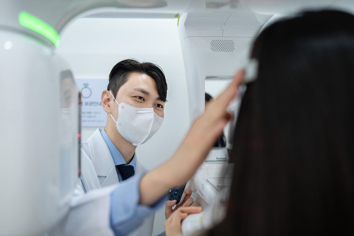대표원장 김사웅의 진료 모습