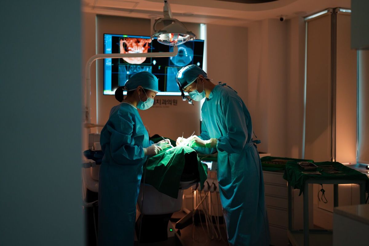 임플란트 정밀 수술 — 3D CT 분석 기반 시술