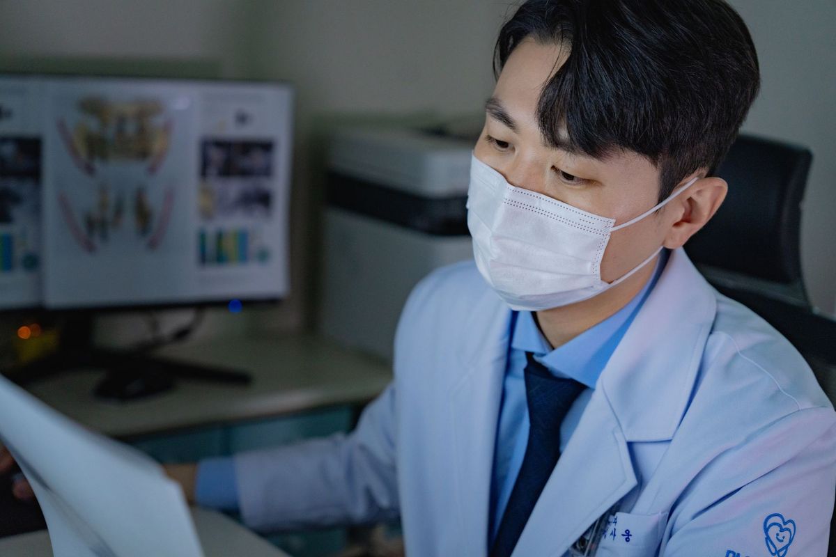 대표원장 김사웅이 환자분의 진료 자료를 살피는 모습